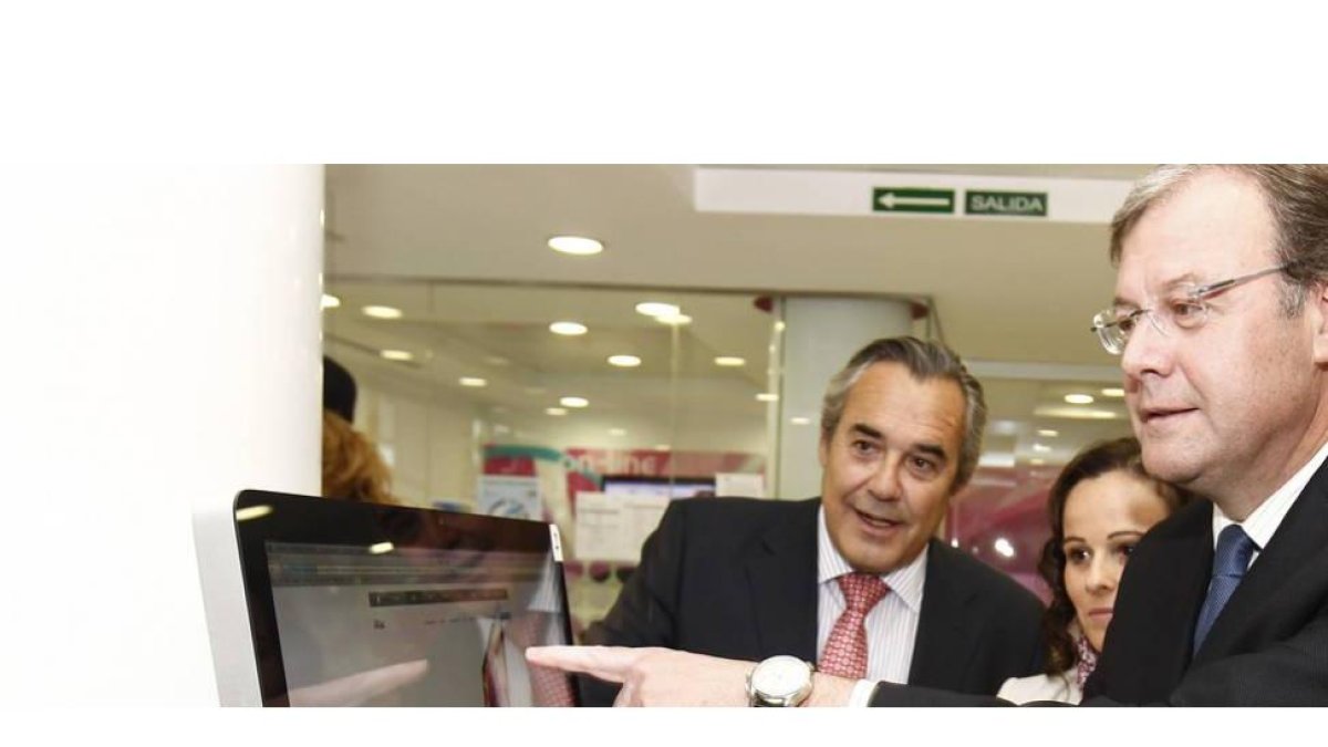 Agustín Rajoy con Silván durante la celebración en León del Día Internacional de Interne