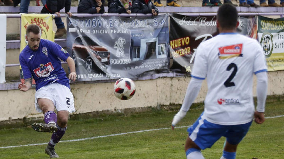 Guillermo, a la izquierda, centra un balón al interior del área del conjunto soriano. FERNANDO OTERO