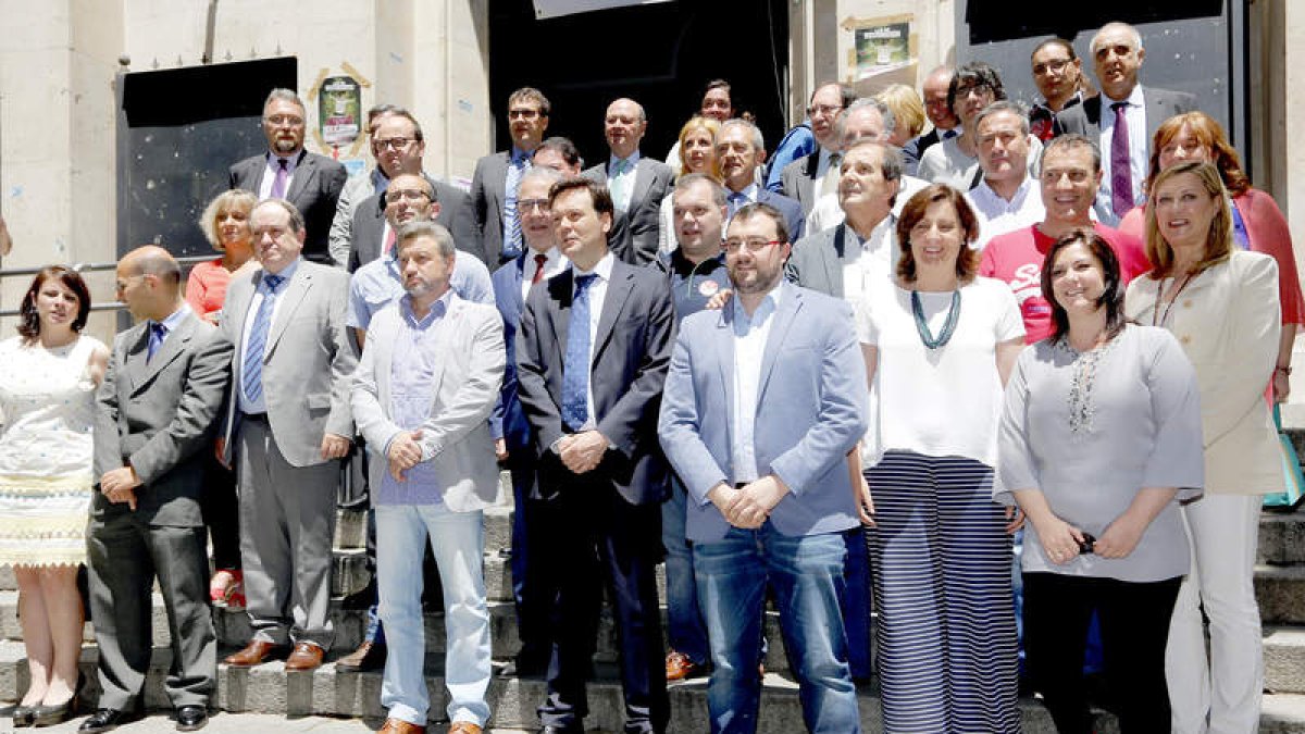 Representantes de la patronal, sindicatos, partidos, gobiernos autonómicos y municipios mineros tras la firma del acuerdo. RAQUEL P. VIECO