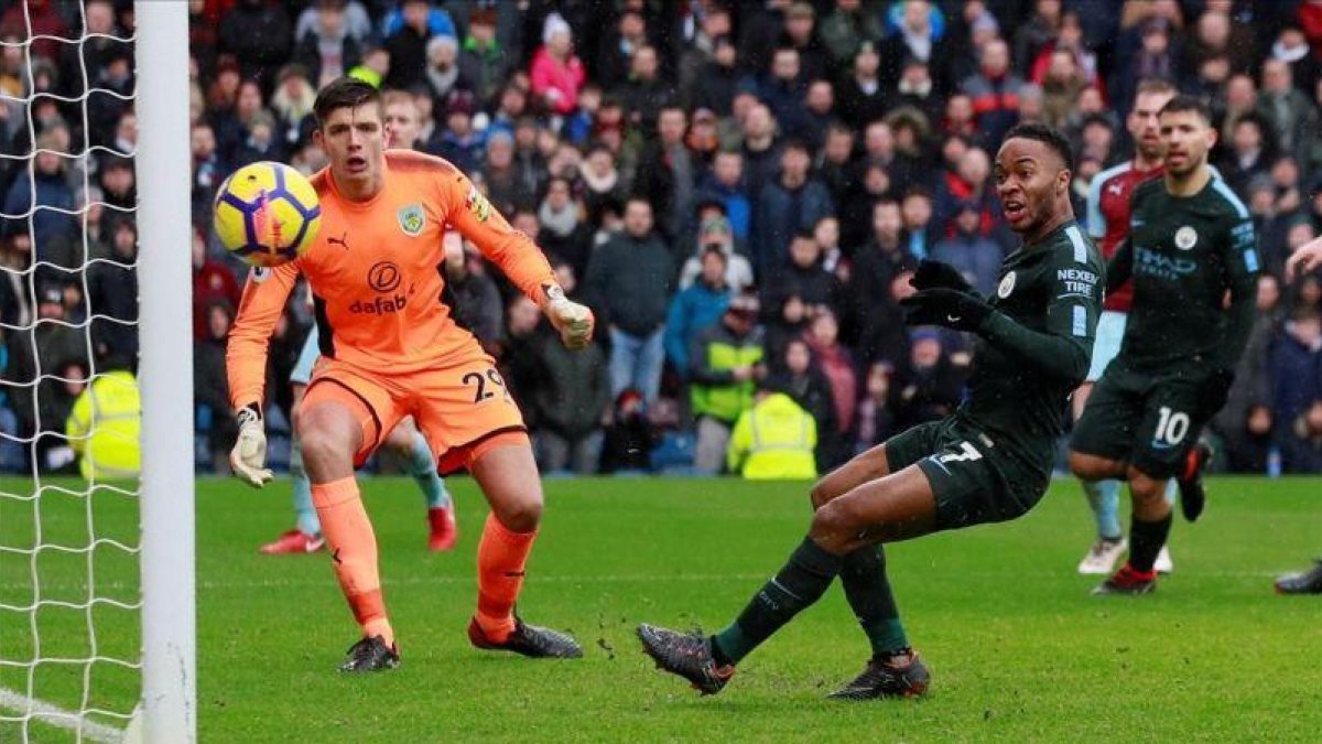 Sterling falla clamorosamente con la portería vacía.