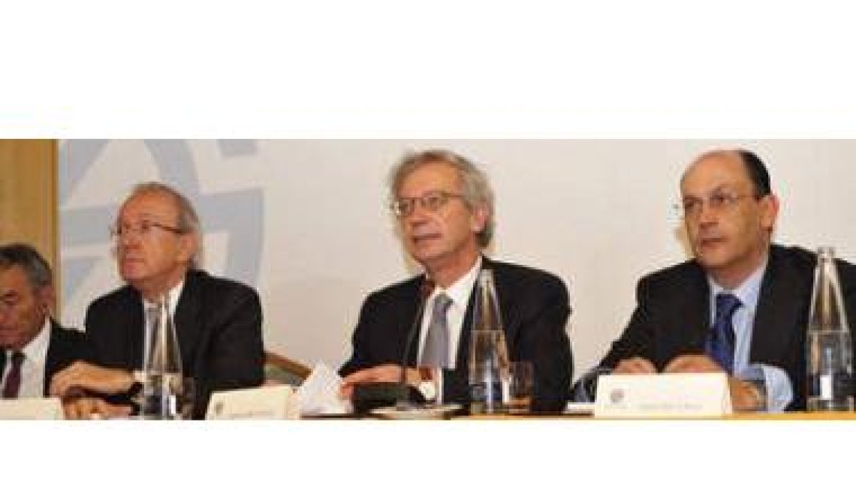 Antonio del Valle, en el centro, preside la junta de accionistas de la Hullera Vasco-Leonesa.