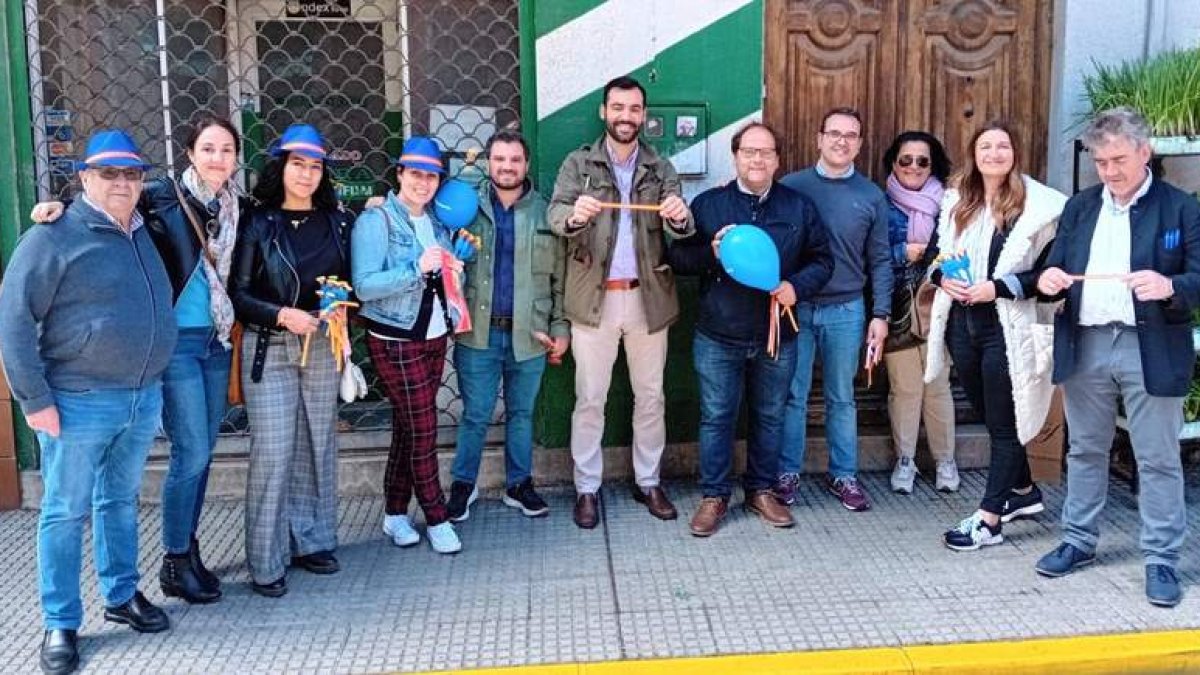 Imagen de la visita de los procuradores del PP, con Javier Carrera, ayer a La Bañeza. DL