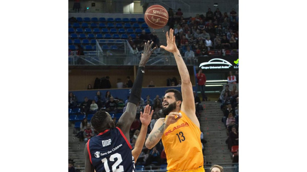 Diop intenta taponar el lanzamiento de Faverani. GÓMEZ