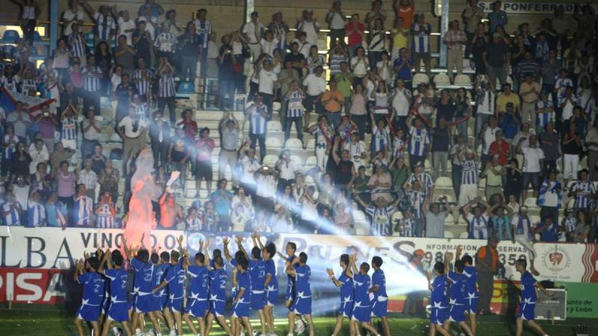 La anterior fiesta realizada por el club se produjo una semana después de la consecución del ascenso ante el Sant Andreu. L. DE LA MATA