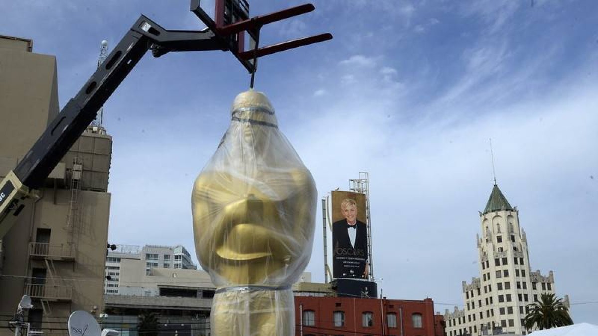 Una estatua gigante del Premio Oscar es colocada como parte de los preparativos para la 86 ceremonia de entrega de estos galardones en Hollywood,