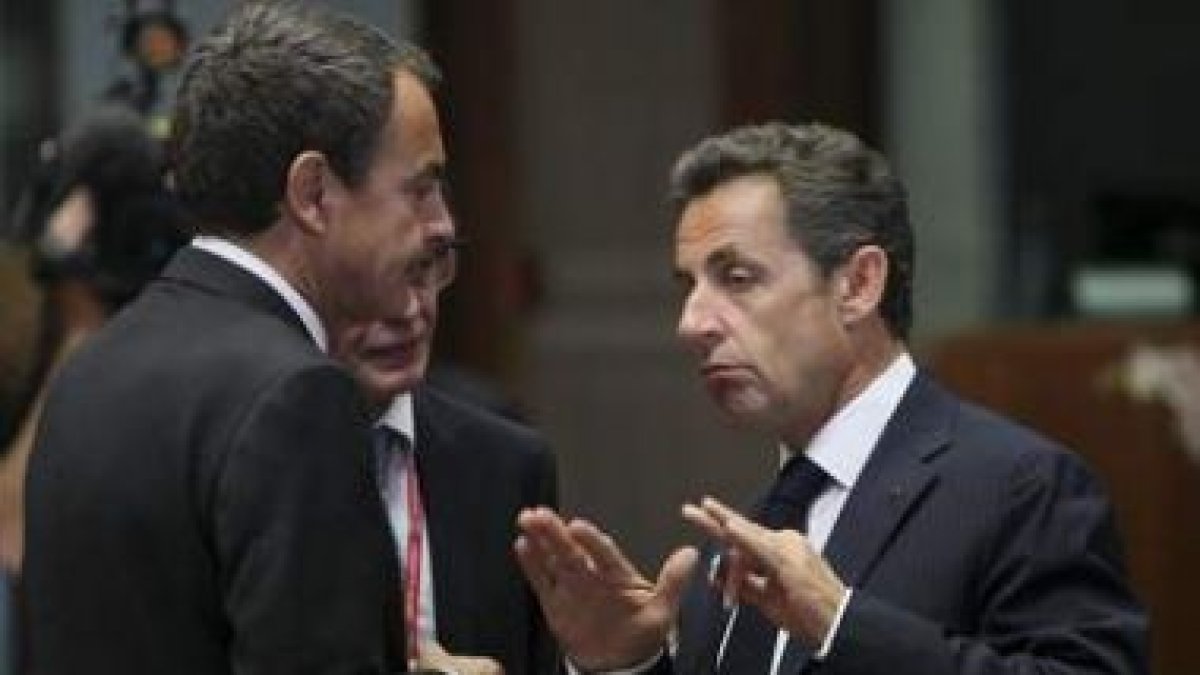 Zapatero charla con Sarkozy al inicio de la Cumbre de líderes de la Unión Europea.