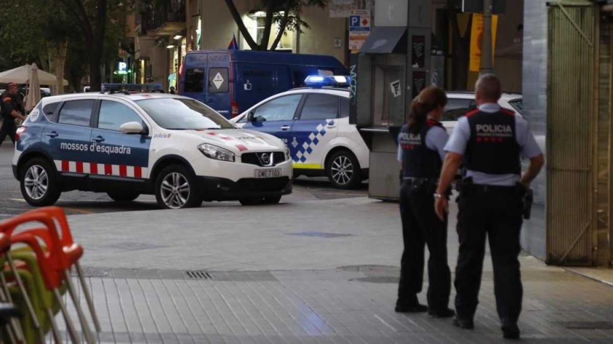 Furgoneta que están inspeccionando los TEDAX de los Mossos d'Esquadra