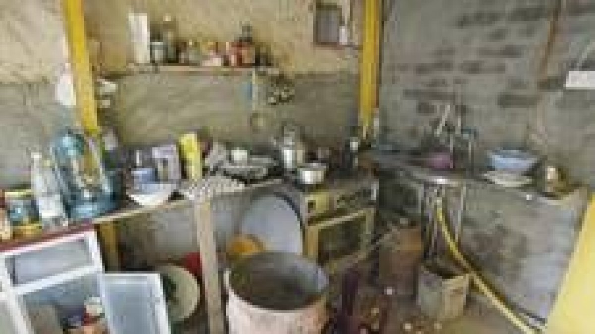 En la cocina había naranjas, huevos y lo necesario para preparar el te