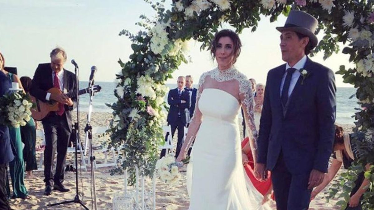 Paz Padilla y Juan Vidal, este sábado durante su boda en la playa de Zahara de los Atunes.