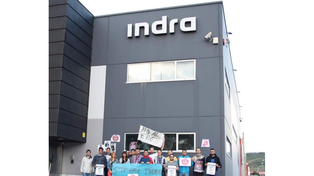 Trabajadores de Indra, a las puertas del centro de Bembibre.