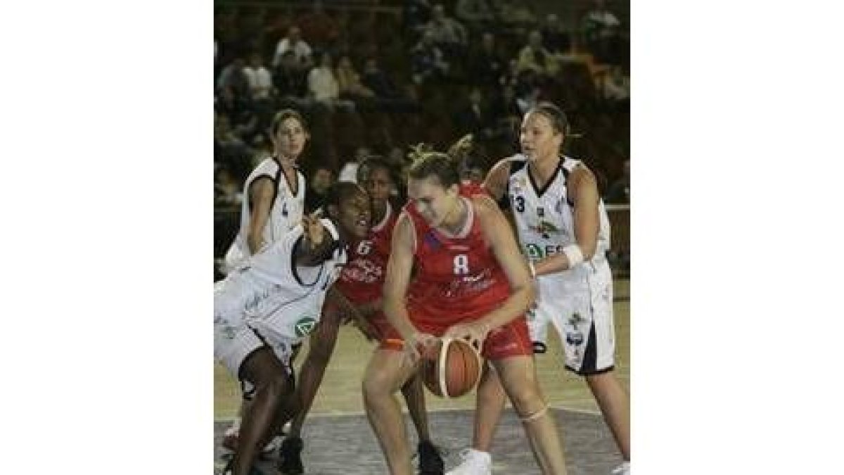 Luci Pascua pugna con varias rivales observada por Tracy Reid