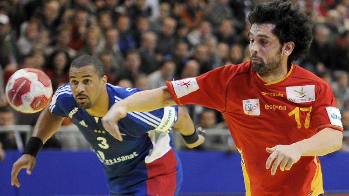 El leonés Juanín García durante un partido con España ante Francia, su rival de hoy.