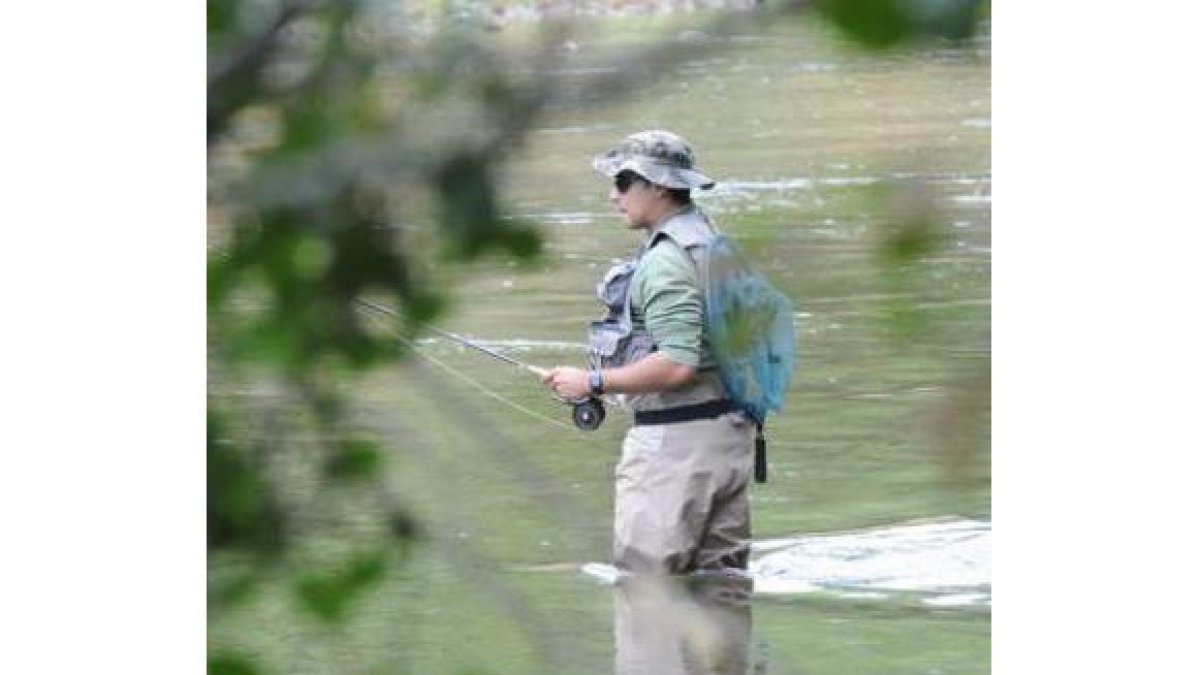 Disfrutando de una tarde de pesca en el río Órbigo.