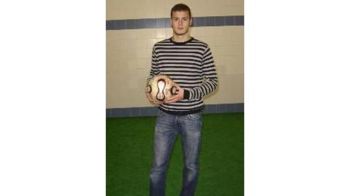 Oriol Riera, con el balón firmado