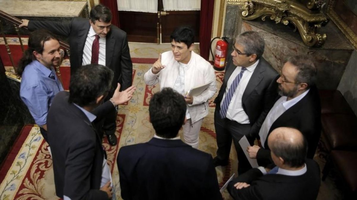 Pablo Iglesias, Aitor Esteban, Francesc Homs, Eduardo Madina, Juan Carlos Girauta y Antonio Hernando hablan en el hemiciclo del Congreso con la diputada de EH Bildu, Marian Beitialarrangoitia.