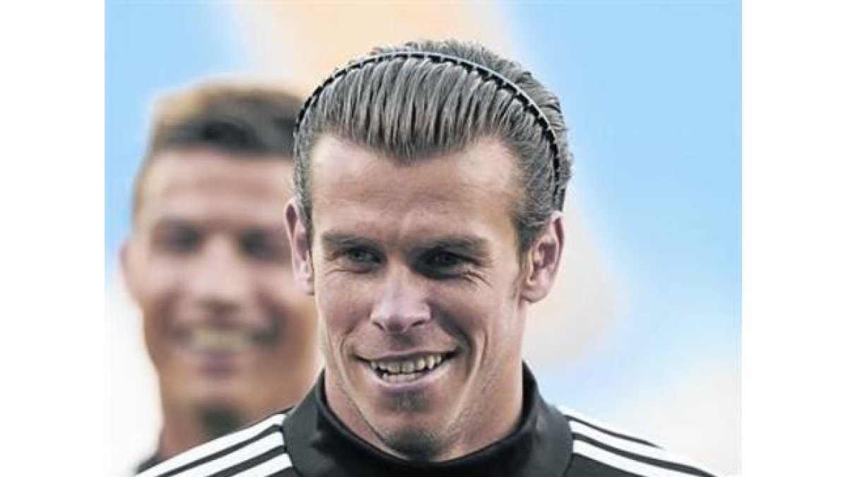 Bale, con Ronaldo al fondo, bromea durante la sesión de ayer en Cardiff.