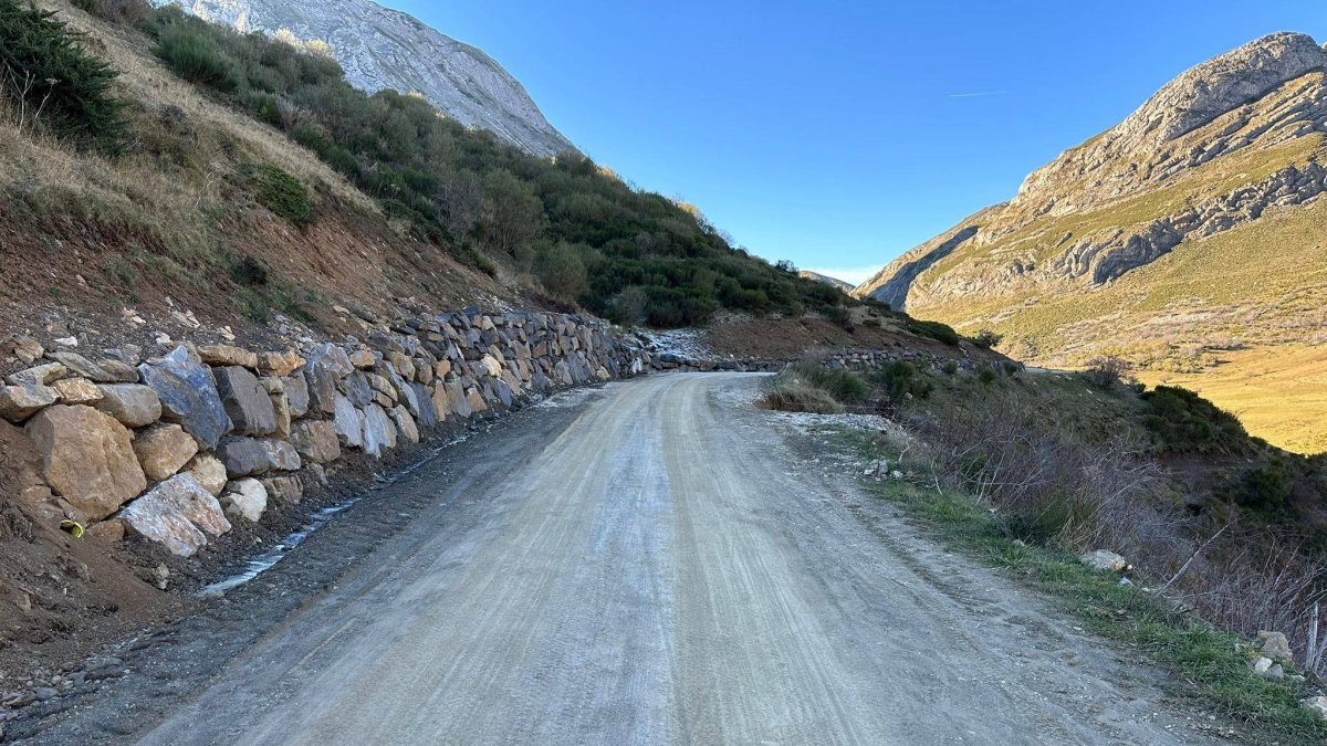 Aspecto actual que presenta el camino de la Farrapona tras la primera fase. DL