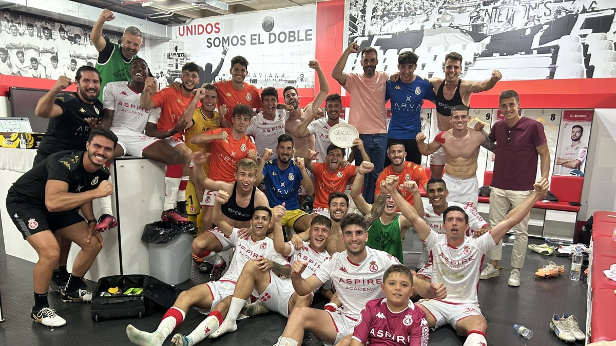 La plantilla de la Cultural celebra el triunfo ante el Rayo Majadahonda en el vestuario. DL