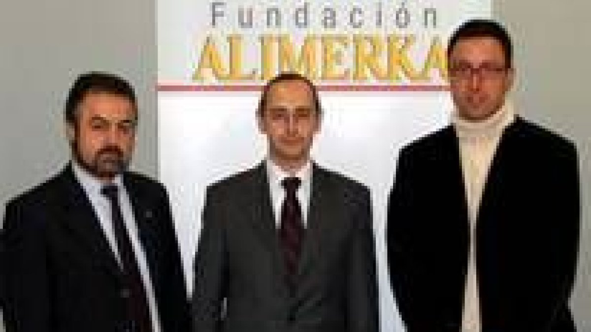 Los representantes de Aspace, Alimerka y Carriegos, tras la firma del convenio