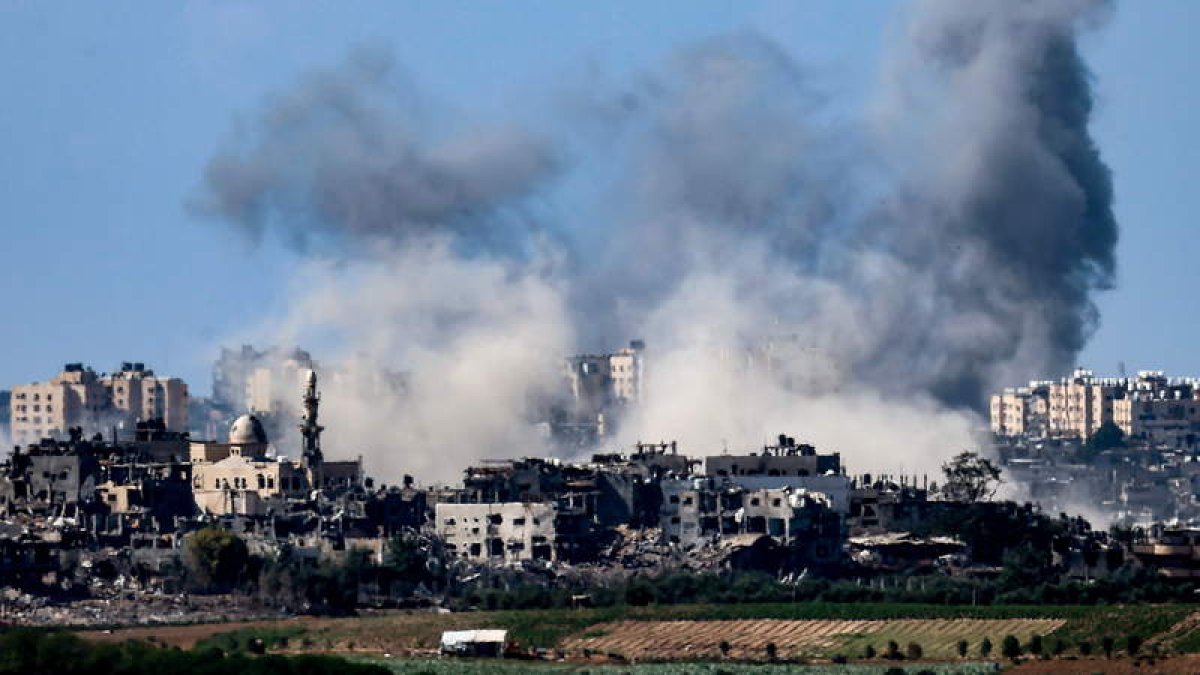 Casas destruidas y en llamas tras un ataque israelí en el norte de Gaza. HANNIBAL HANSCHKE