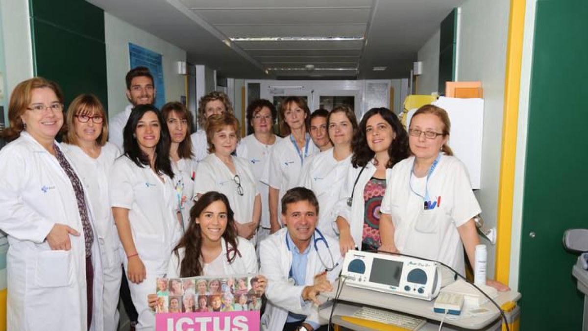 El coordinador de la Unidad de Ictus del Hospital, Javier Tejada, junto al equipo del Caule