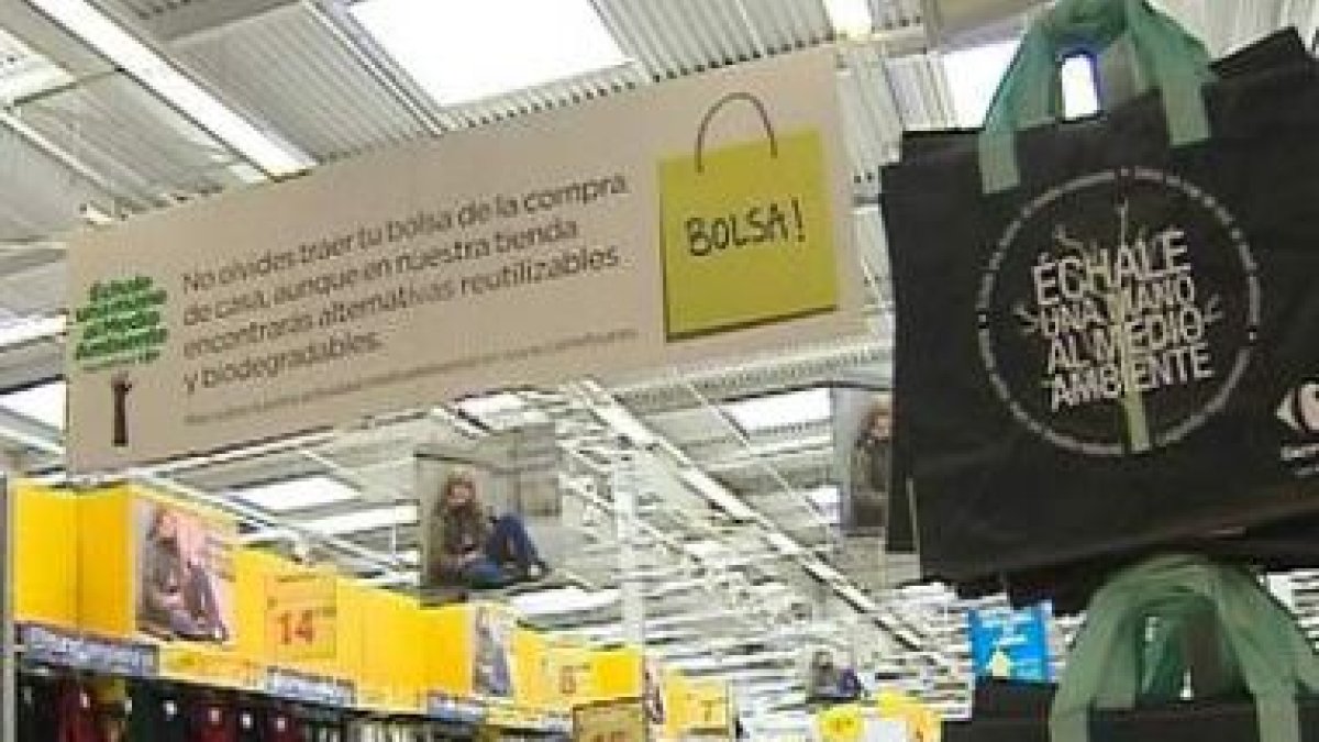 El hipermercado Carrefour cuenta ya con bolsas biodegradables y reutilizables.