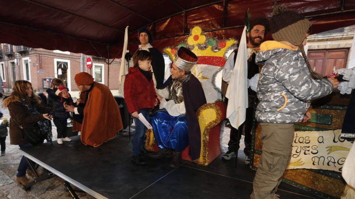 Los pajes recogieron ayer las cartas de los niños en la plaza de San Isidoro. MARCIANO PÉREZ
