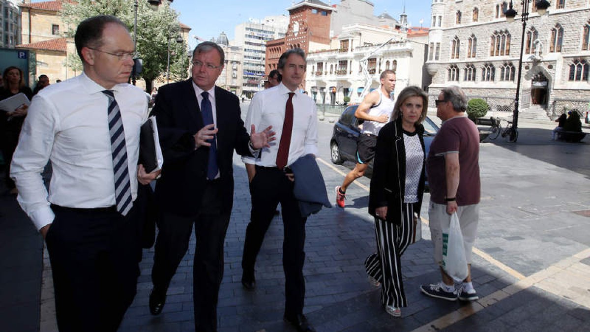 El ministro de Fomento y el alcalde de León a su salida de la estación del AVE. RAMIRO