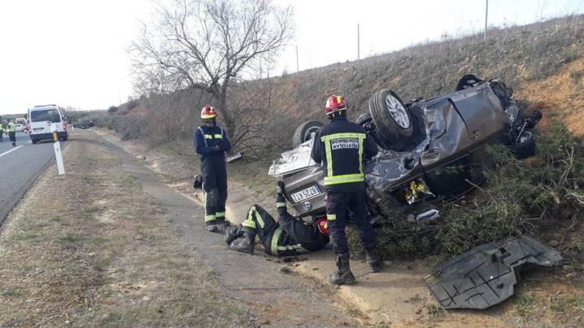 Uno de los vehículos accidentados dio una vuelta de campana y acabó en el arcén sobre el techo.