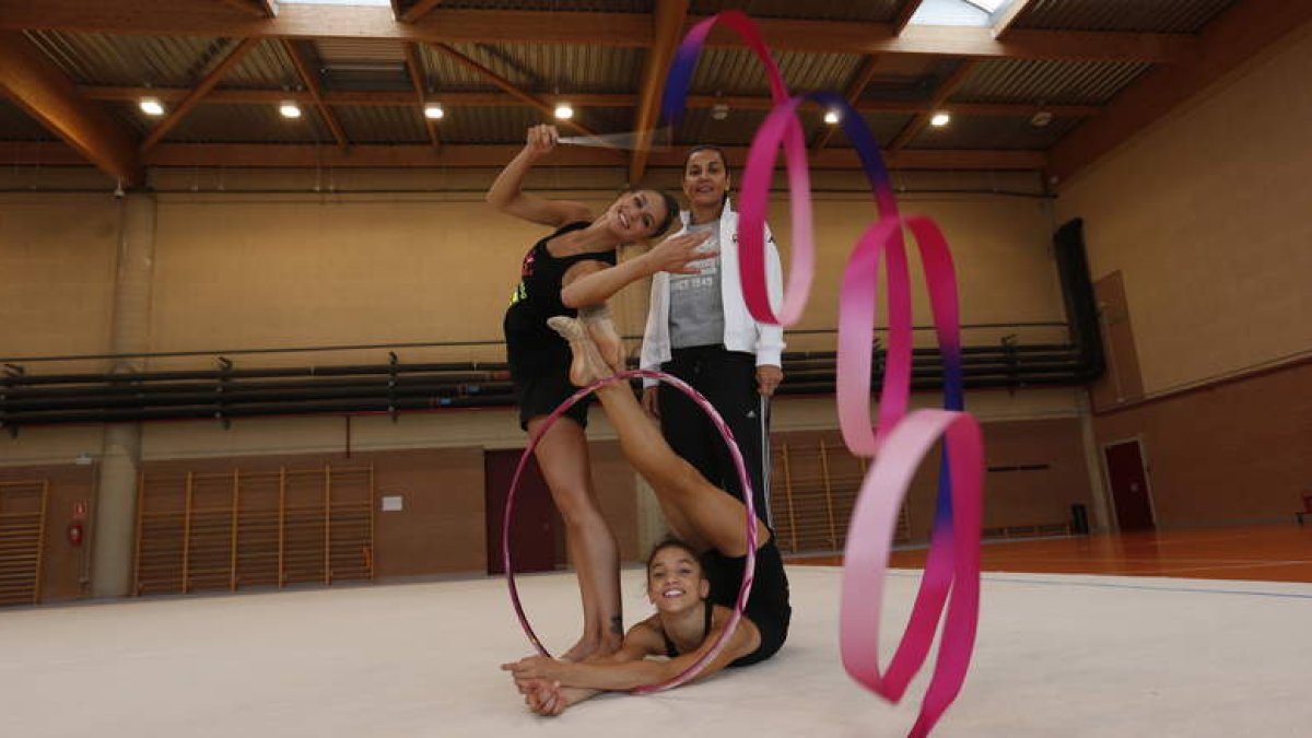 Carol y Sara junto a su entrenadora Ruth Fernández en el Ceard donde se han preparado para la cita mundialista de Turquía