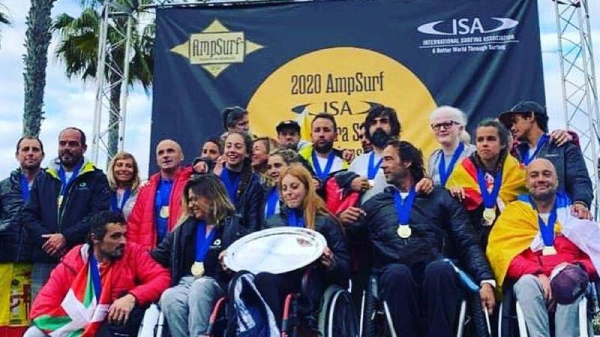 La surfista leonesa, tercera por la derecha, en el podio.