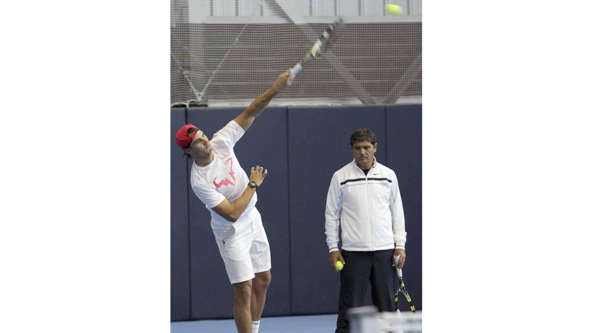 Rafa Nadal entrena en Manacor al lado su entrenador, Toni Nadal.