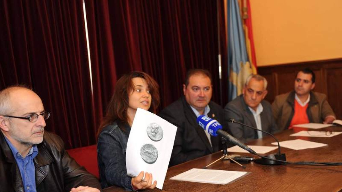 Los arqueólogos mostraron ayer en Pola de Lena parte de los objetos recogidos.