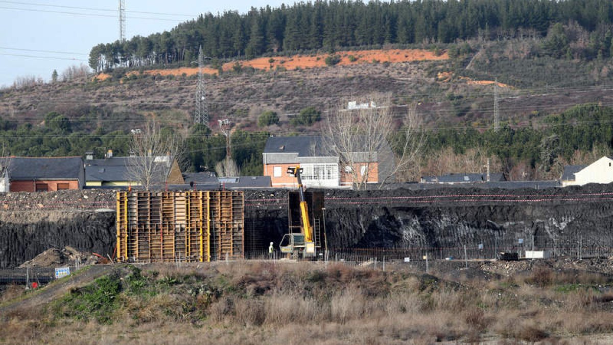 Imagen tomada ayer de las obras en la zona de Compostilla donde va la central de calor. ANA F. BARREDO