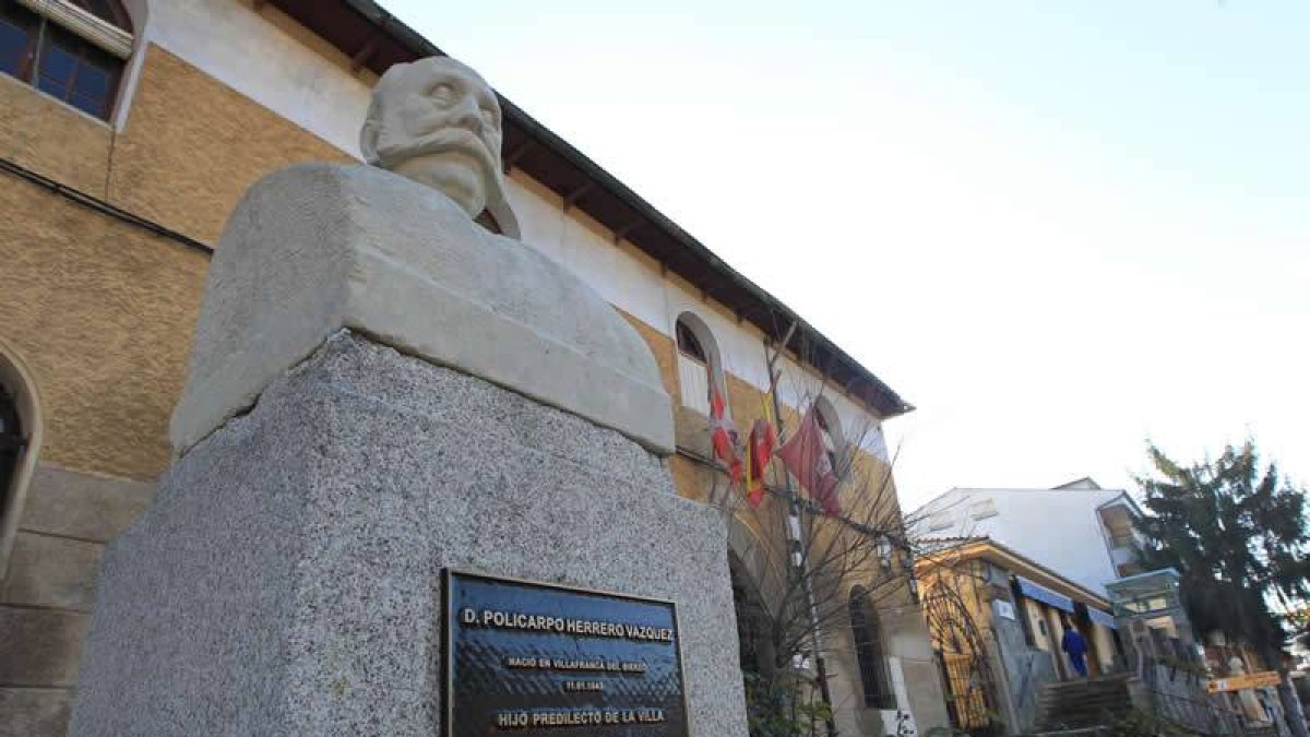 El busto que recuerda a Policarpo Herrero en Villafranca.