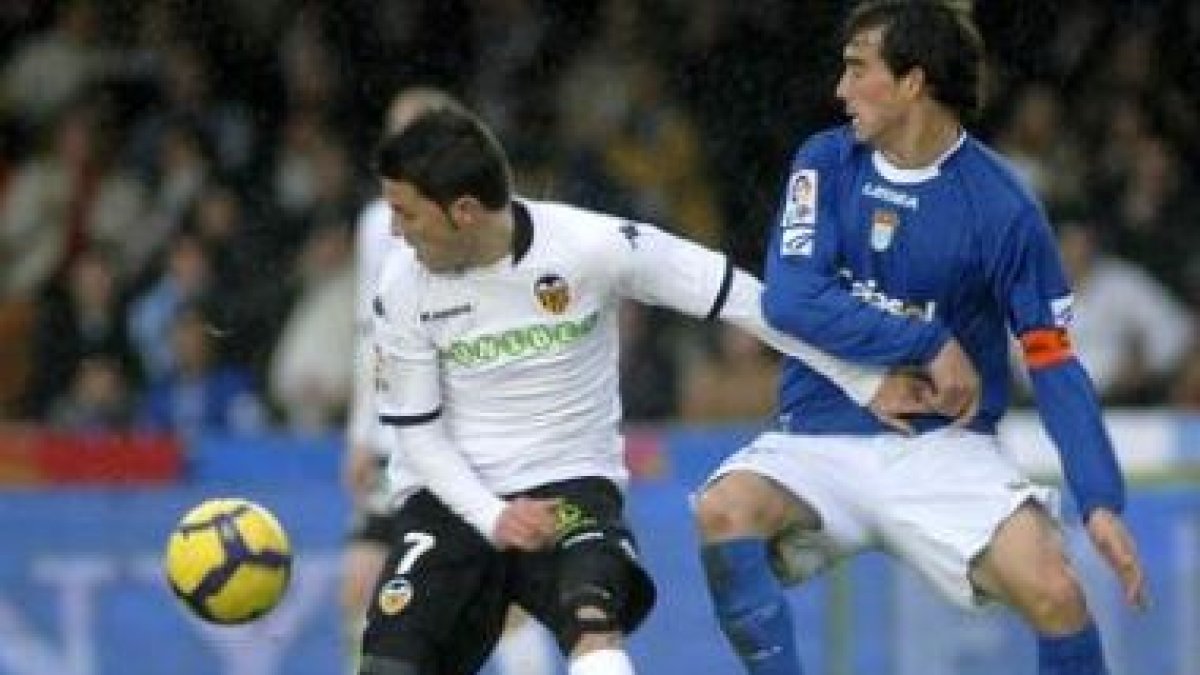 Villa lucha por el balón ante la presión de Jesús Pérez.