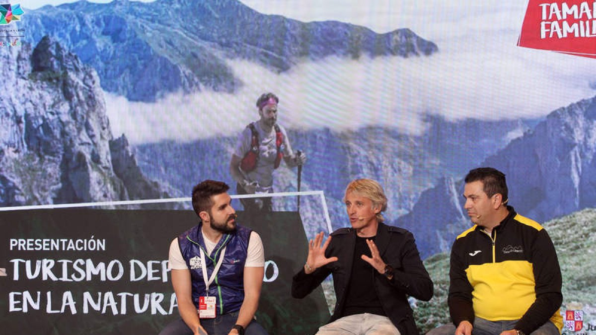 Calleja, en el centro, fue el protagonista de la presentación de turismo de aventura. JUAN LÁZARO