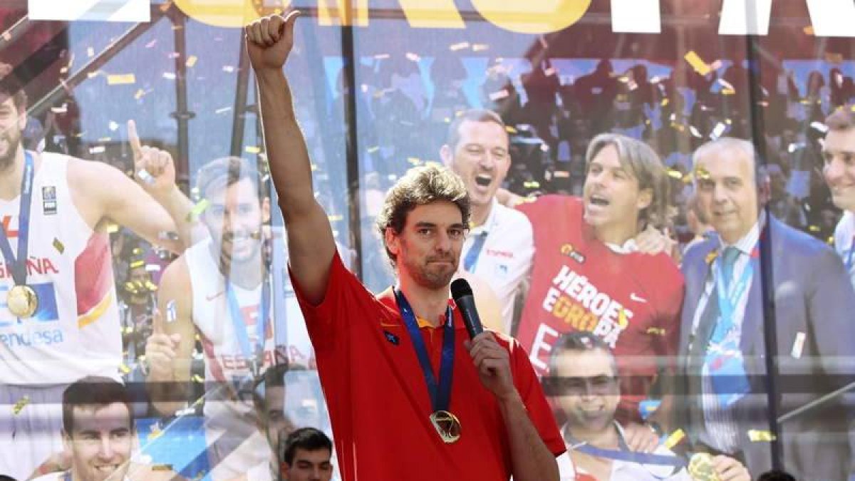 Gasol fue el más aclamado por los aficionados que se congregaron en la plaza de Callao. El pívot, principal protagoista del éxito, prometió más.