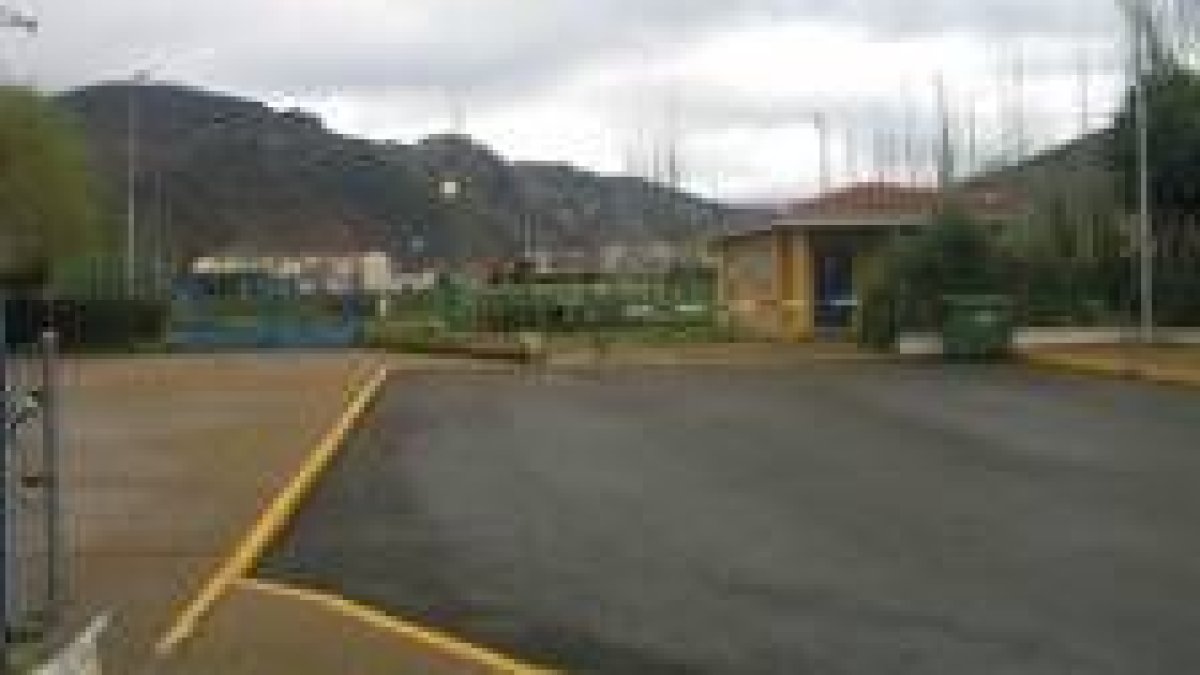 Entrada a las instalaciones del cámping municipal de Cistierna que para la Junta no existe