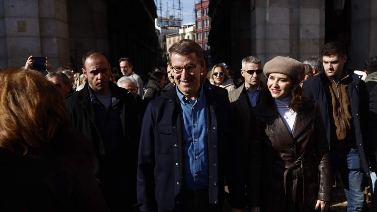 El líder del PP y la presidenta de Madrid se citaron en la plaza Mayor de Madrid. RODRIGO JIMÉNEZ