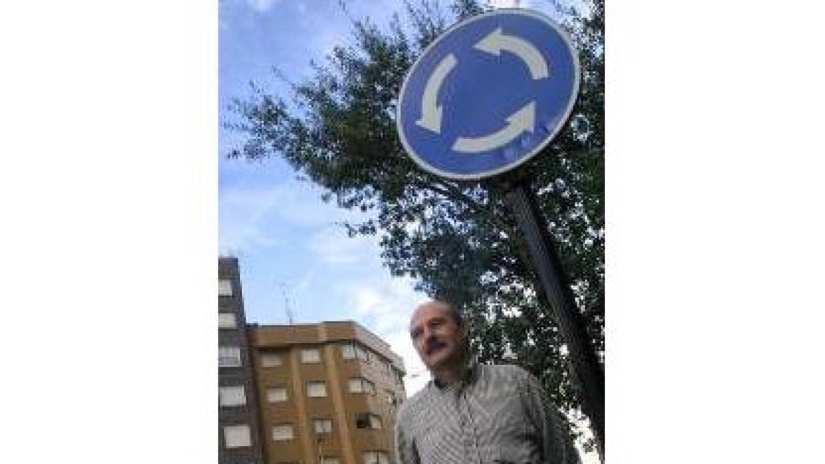 Severino Alonso, en la glorieta de La Martina, en su barrio, el de Flores del Sil.