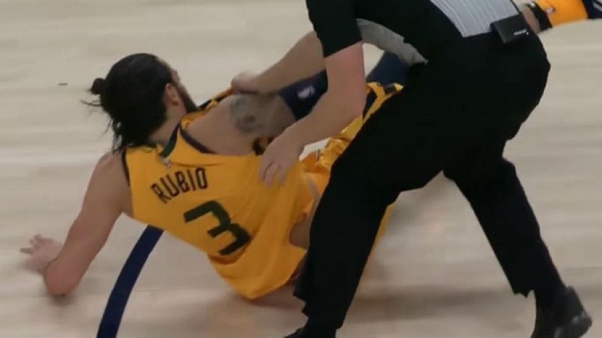 Rubio en el suelo después de ser empujado en el partido Utah-Suns.