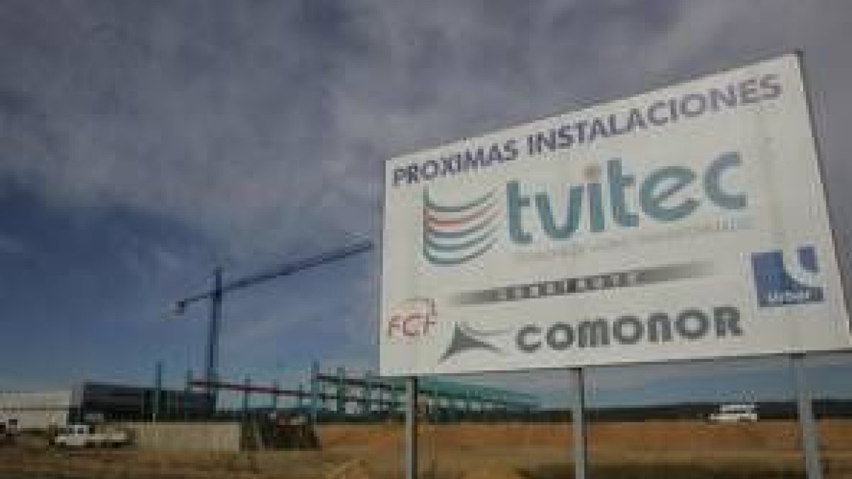 Una imagen de las obras en la vidriera que se está instalando en El Bayo