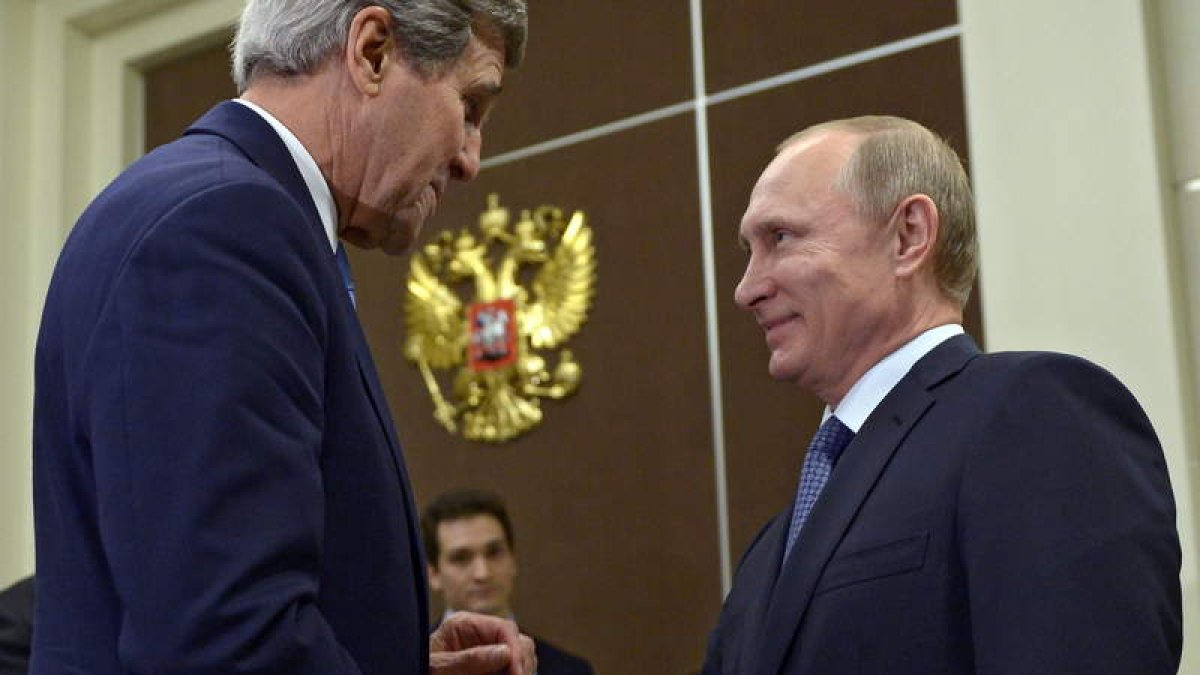 Kerry saluda al presidente ruso en su encuentro de ayer.