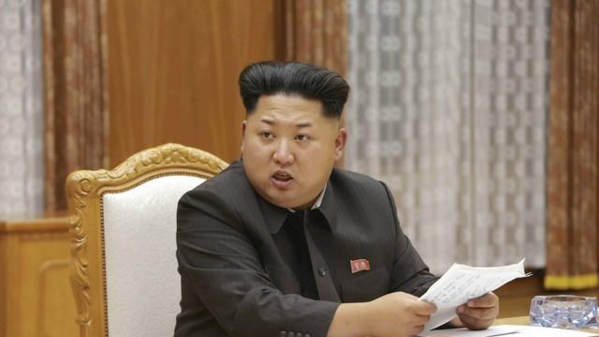 El líder norcoreano Kim Jong-un durante la reunión de emergencia de la Comisión Militar Central de Corea del Norte.
