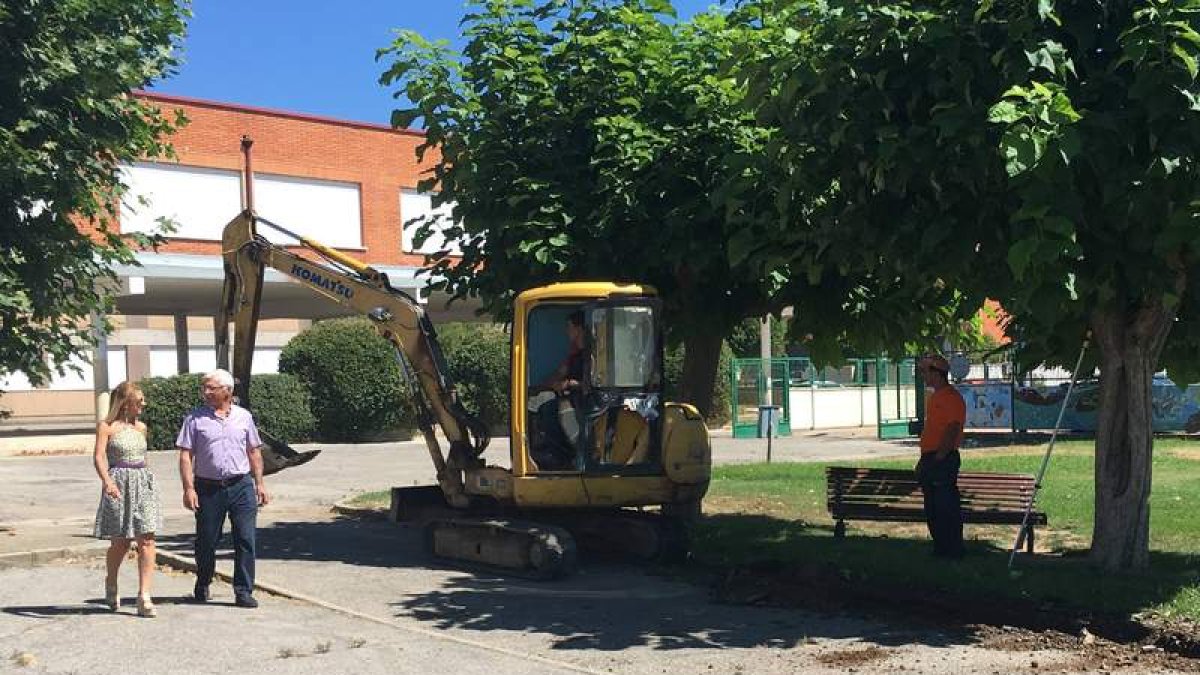 La alcaldesa, en su visita a las obras del colegio Teodoro Martínez Gadañón. DL