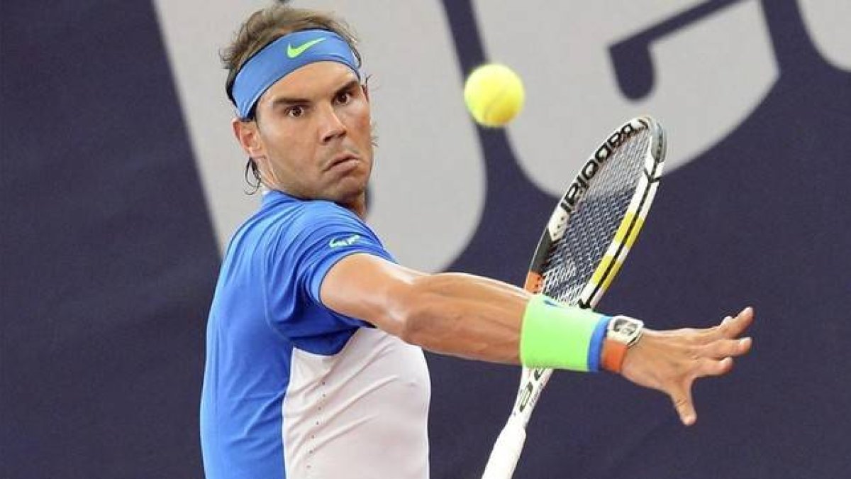 Rafael Nadal devuelve una bola a Fernando Verdasco durante el partido de primera ronda del torneo de Hamburgo