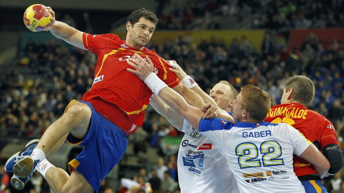 El lateral de la selección española Alberto Entrerríos se dispone a lanzar a puerta ante los jugadores de Eslovenia Miha Zvizej y Matej Gaber, durante la semifinal del Mundial.