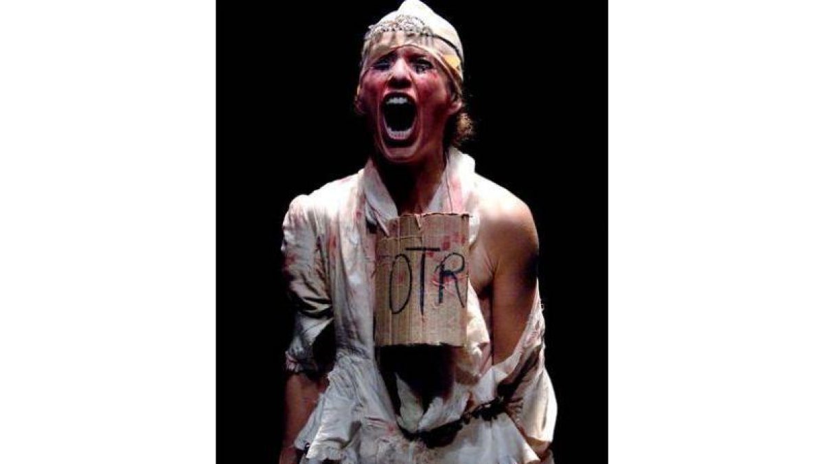 A la izquierda, Marta Carrasco, y a la derecha, una escena del montaje «J'Arrive»