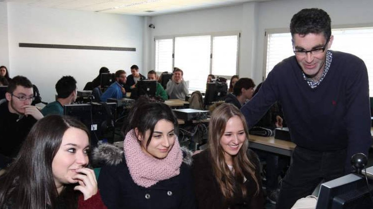 Un profesor, impartiendo clase.